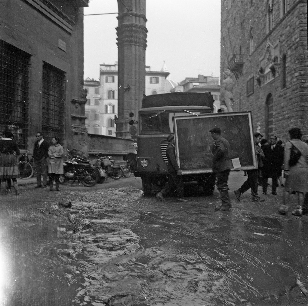 UffiziGalleries's tweet photo. Il #4novembre è inciso nella memoria di #Firenze come il giorno della devastante alluvione del 1966. Allora tutto il mondo si mobilitò per salvare la nostra città. Un pensiero commosso oggi, va agli abitanti delle zone colpite dalle recenti alluvioni in Italia e in #Spagna. https://t.co/sKd3fH89CE