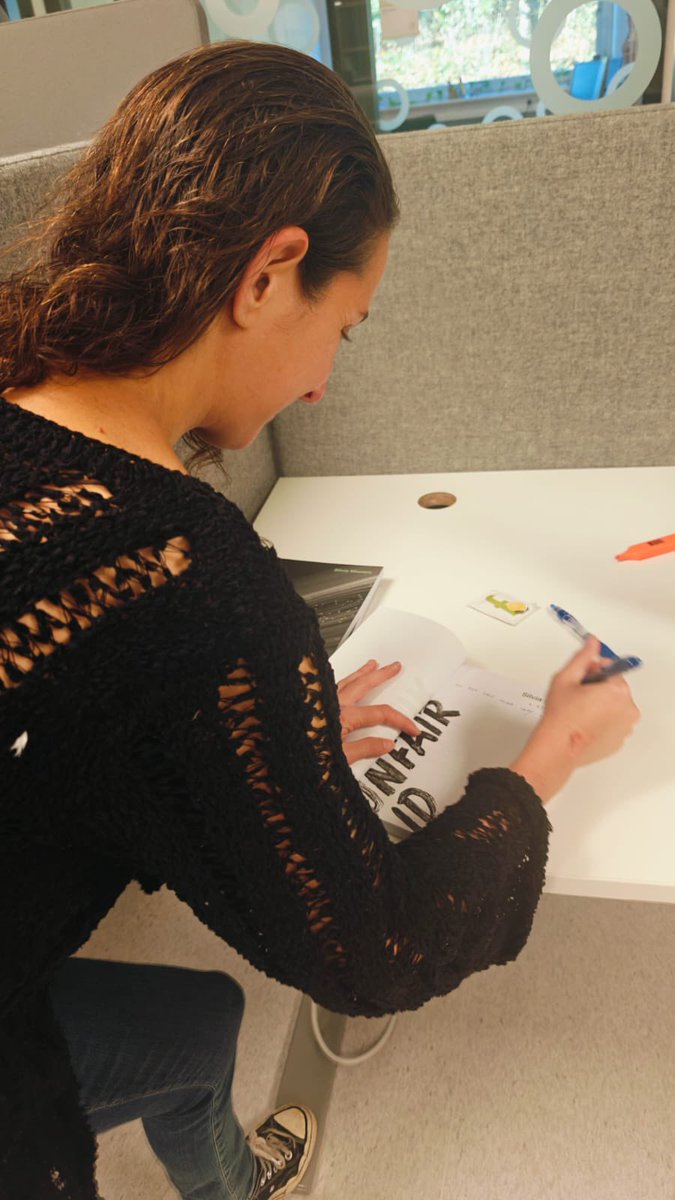 SilviaHedley's tweet image. Speak about unforgettable moments.
Signing my first ever copy of Unfair ID 📚❤️