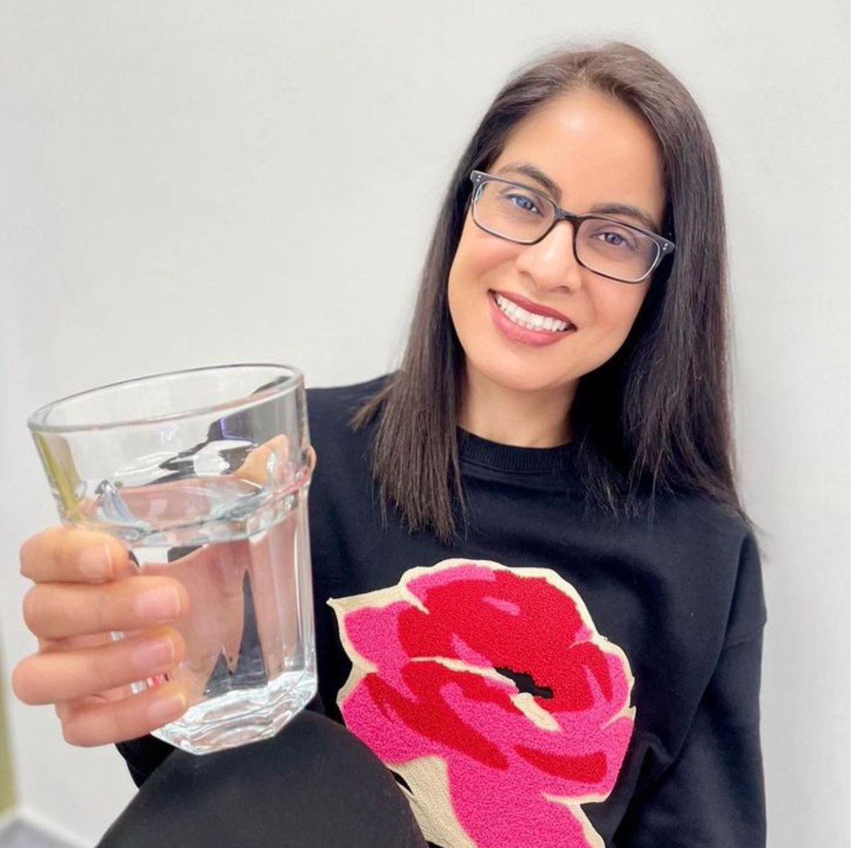 👩🏽‍⚕️ Did you know that people who drink large amounts of water are less likely to suffer from scars, wrinkles, and soft lines?

They also won’t show as many signs of ageing as those who drink little amounts of water. Drink anyone? 💦

#skincarejunkie #beautybloggers