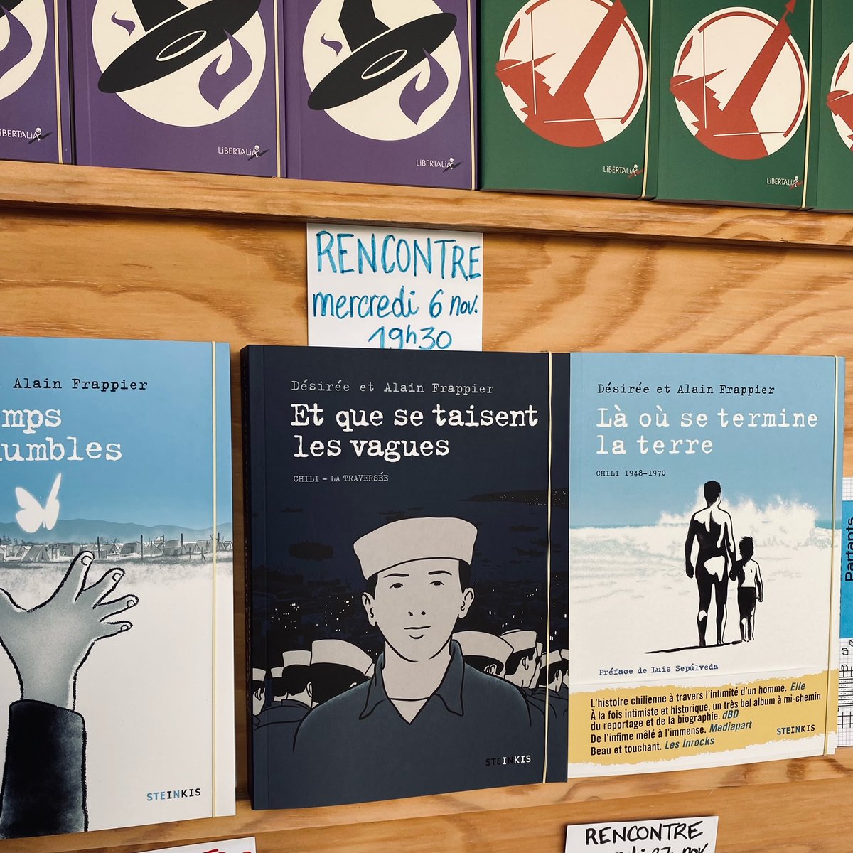 LibertaliaLivre's tweet image. Rappel: ce mercredi, à 19h30, la librairie Libertalia accueille Désirée et Alain Frappier pour une rencontre-dédicace autour de Et que se taisent les vagues, dernier opus de leur forte trilogie sur le Chili. 
À #Montreuil, 12 rue Marcelin-Berthelot, Croix-de-Chavaux. @Steinkis