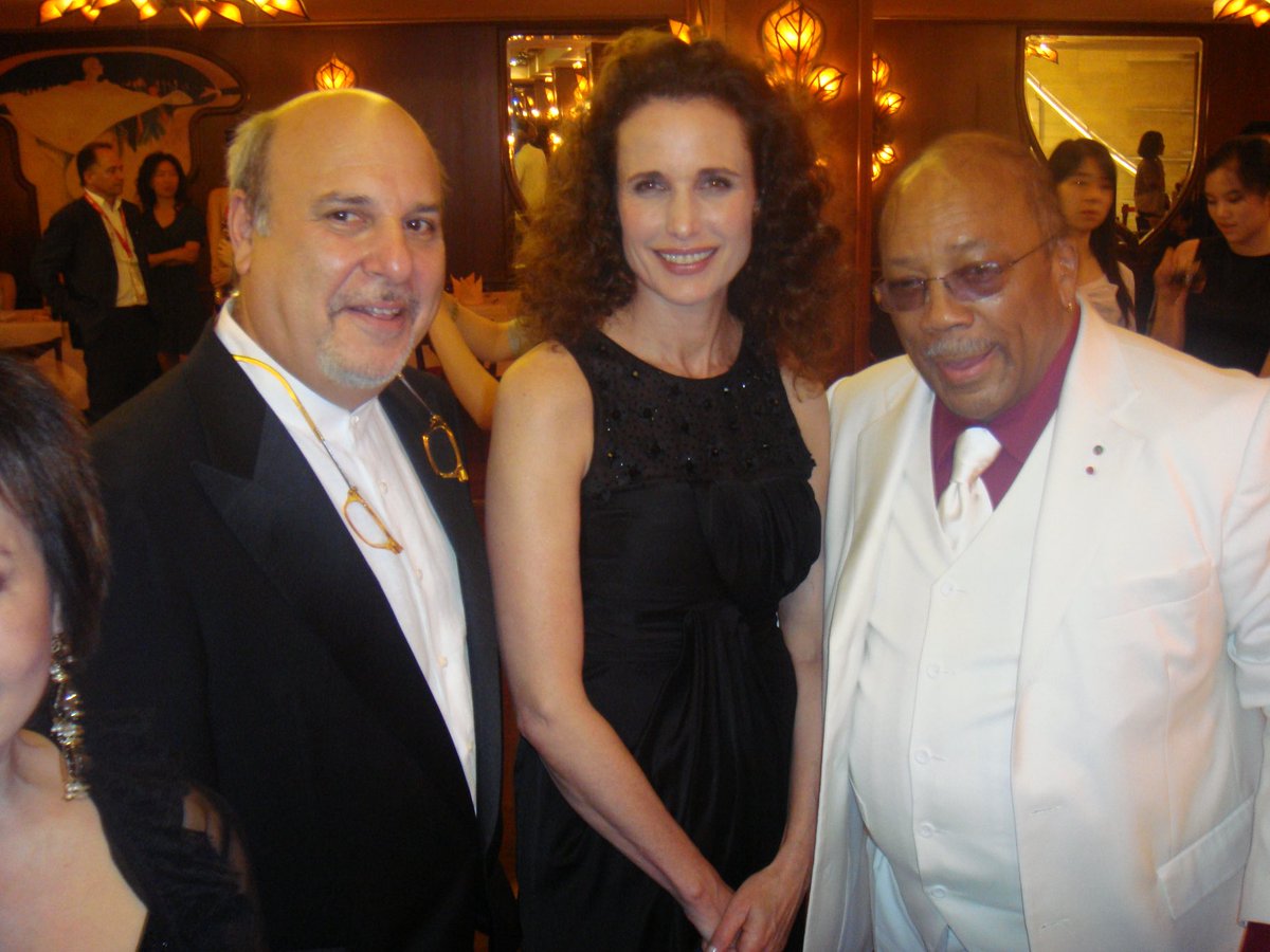RIP caro ⁦⁦<a href="/QuincyDJones/">Quincy Jones</a>⁩ (qui eravamo assieme al Shangai Film Festival con <a href="/AndieMacDowell3/">Andie MacDowell</a> )