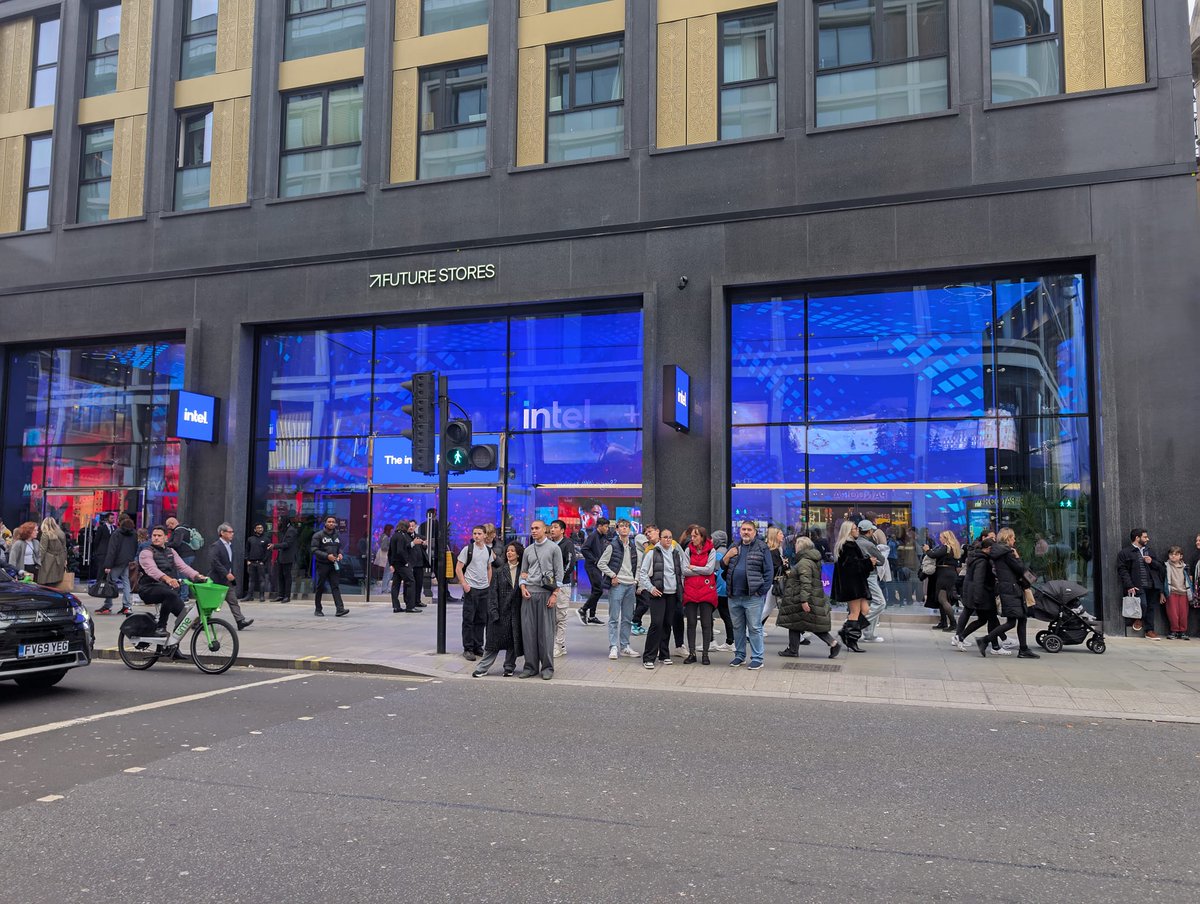 Thermaltake_UK_'s tweet photo. A fantastic start to the voting in our Cast Your Vote- 2024 Thermaltake CaseMOD Academy Competition
The builds are on display in the Intel AI experience store in London ( 📍95 Oxford Street )
@Thermaltake_UK_  @IntelUK  @ASUSUK  @ASUS_ROGUK @ZOTAC_UK  @SamsungUK  @ScanComputers https://t.co/iAEBYJpbhi