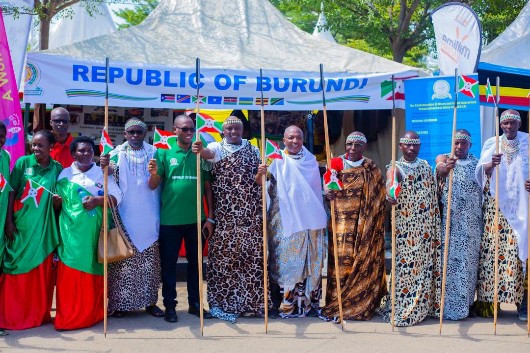 chrisnibas's tweet photo. Nous @TradeMarkAfrica sommes fiers d'avoir appuyé plus de soixante (60) micros/PMEs #Burundi-aises à pouvoir participer à la 24e Edition de la Foire régionale des PMEs de la Communauté Est Africaine (Jua Kali-Nguvu Kazi) se déroulant actuellement à #Juba, au Soudan du Sud. Une opportunité pour le secteur privé 🇧🇮 de vendre en dehors des frontières et d’exposer leur talent et savoir-faire.👏