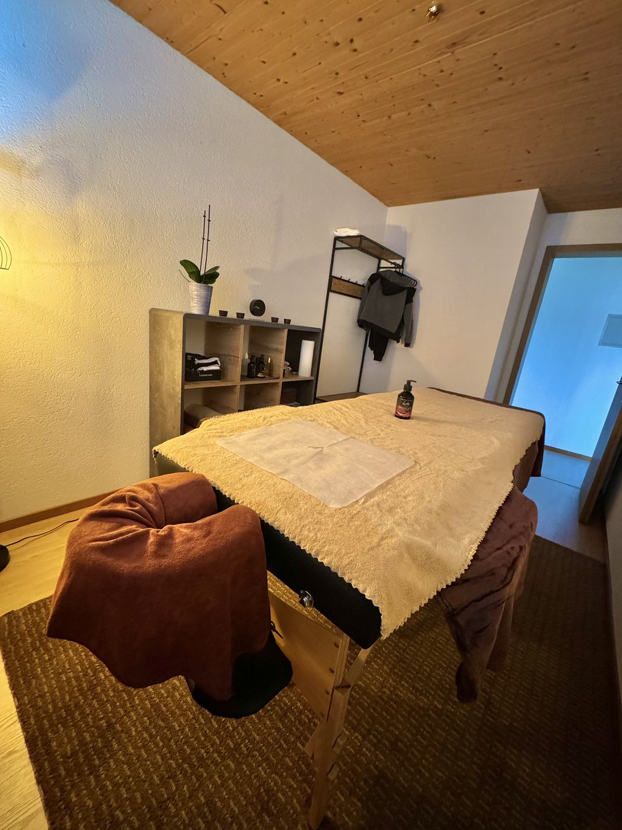 Es wird kälter und früh dunkel. Das kann auf das Gemüt schlagen. Eine wohltuende Massage mit einem wärmenden Öl ist in dieser Jahreszeit genau das richtige. ✨
Buche jetzt deinen Termin.