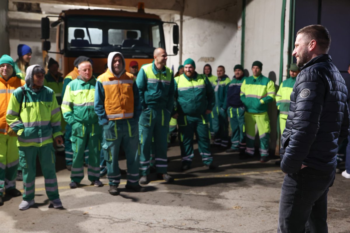 Na inicijativu gradonačelnika Ivana Radića nagrađeni su radnici Unikoma zbog odličnih rezultata u odvojenom prikupljanju otpada 🔗osijek.hr/na-inicijativu…