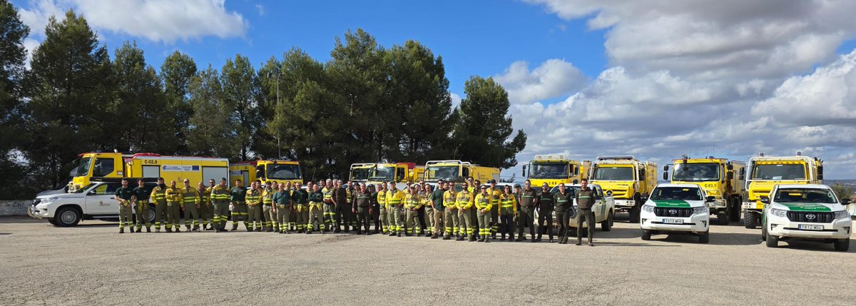 naturalezacyl's tweet photo. 1/2 La @jcyl envía convoy especial del Operativo #INFOCAL a #Valencia con 17 autobombas y su personal, 5 cuadrillas, 23 agentes medioambientales, 15 técnicos y 20 unidades de apoyo logístico para colaborar en la recuperación de las zonas afectadas por la #DANA #CyLconCValenciana https://t.co/b1zVhMcc9t