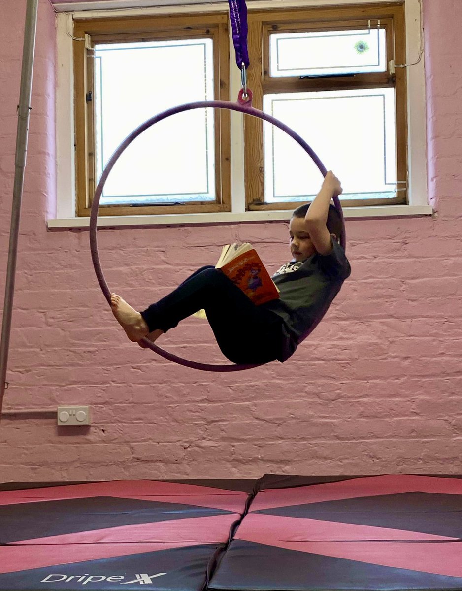 _NicTay's tweet image. Some #extremereading at carnival chaos 🎪 📖 @ololprimary_HT @2FMissFlynnOLOL