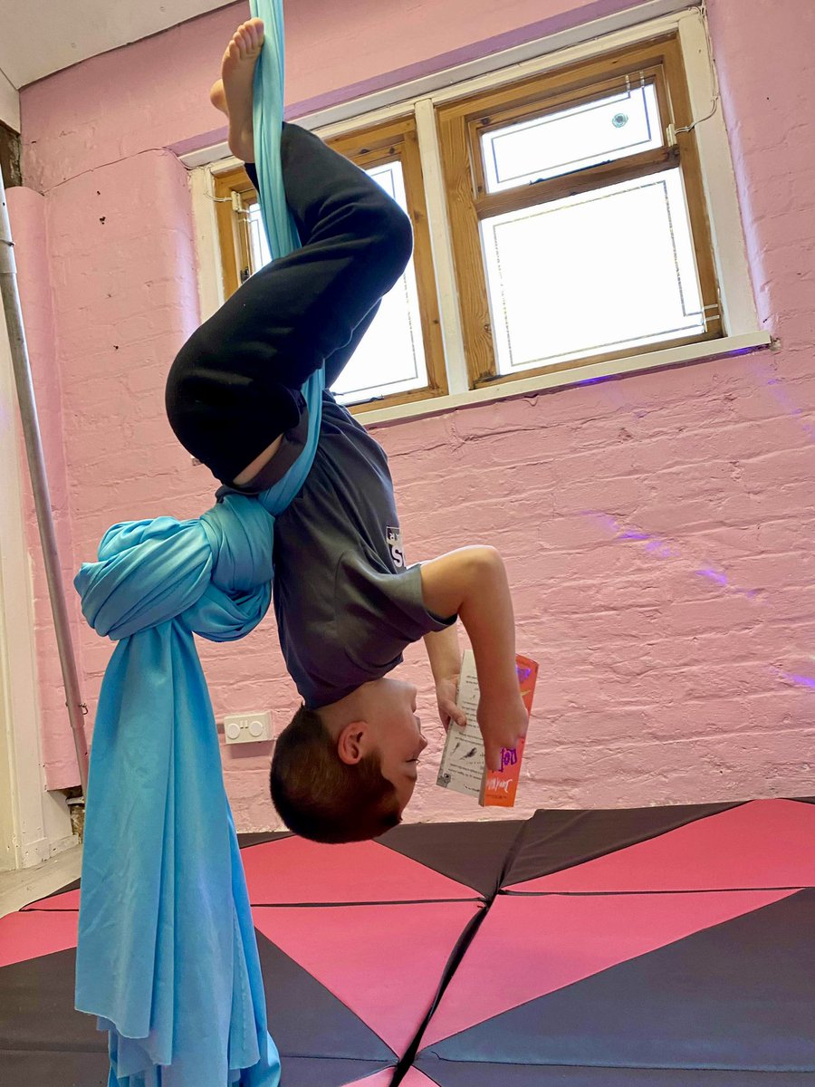 _NicTay's tweet image. Some #extremereading at carnival chaos 🎪 📖 @ololprimary_HT @2FMissFlynnOLOL