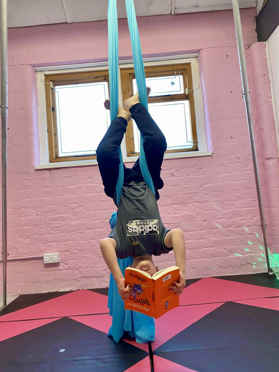 _NicTay's tweet image. Some #extremereading at carnival chaos 🎪 📖 @ololprimary_HT @2FMissFlynnOLOL