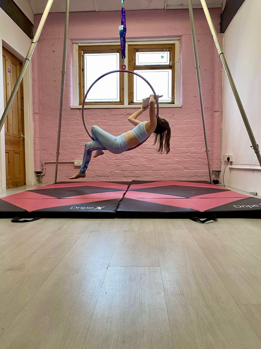 _NicTay's tweet image. Some #extremereading at carnival chaos 🎪 📖 @ololprimary_HT @6W_MrsWard