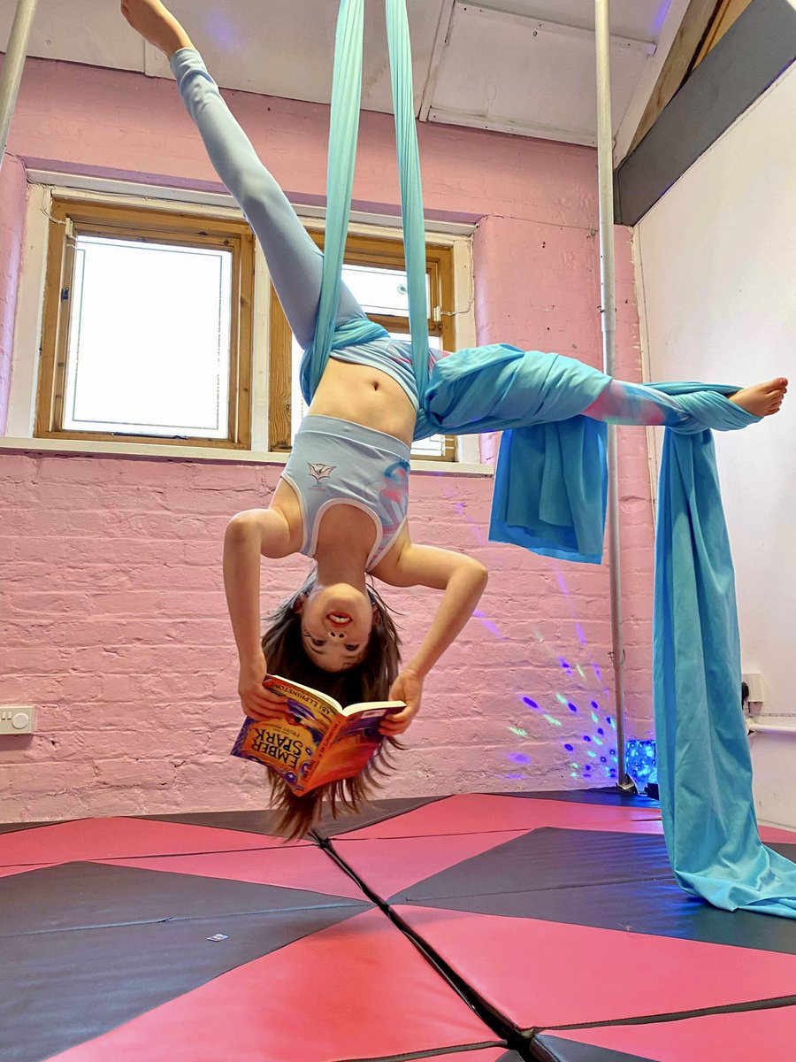 _NicTay's tweet image. Some #extremereading at carnival chaos 🎪 📖 @ololprimary_HT @6W_MrsWard