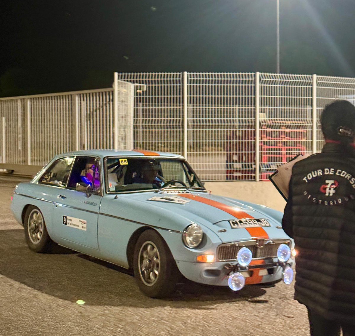 BaubryR's tweet photo. De passage à #Orgon pour la halte de la 26ème Ronde de la Trévaresse, avec des voitures de légende. 🚙 

Merci à Rémy Bouchet pour l’invitation et pour la découverte de l’Ecurie Aurélienne organisatrice de ce bel événement.

🌐 https://t.co/Wd7a8lx7lE

#circo1315 #ecurieAurelienne #vehiculesanciens