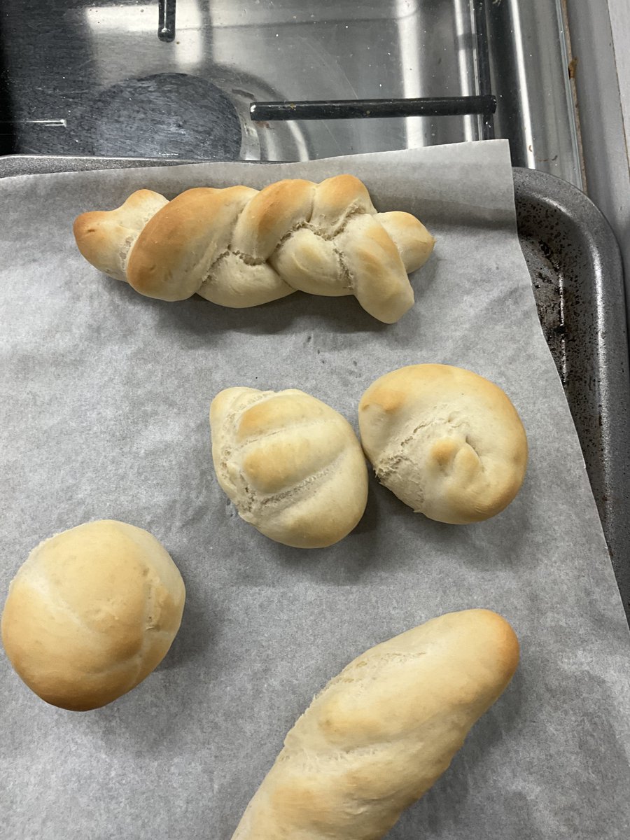derbyhighbury's tweet image. Today in Food Tech, Year 9 students put their skills to the test making delicious samosas, while Year 7s baked fresh bread! 👩‍🍳🍞 #CookingSkills #HandsOnLearning