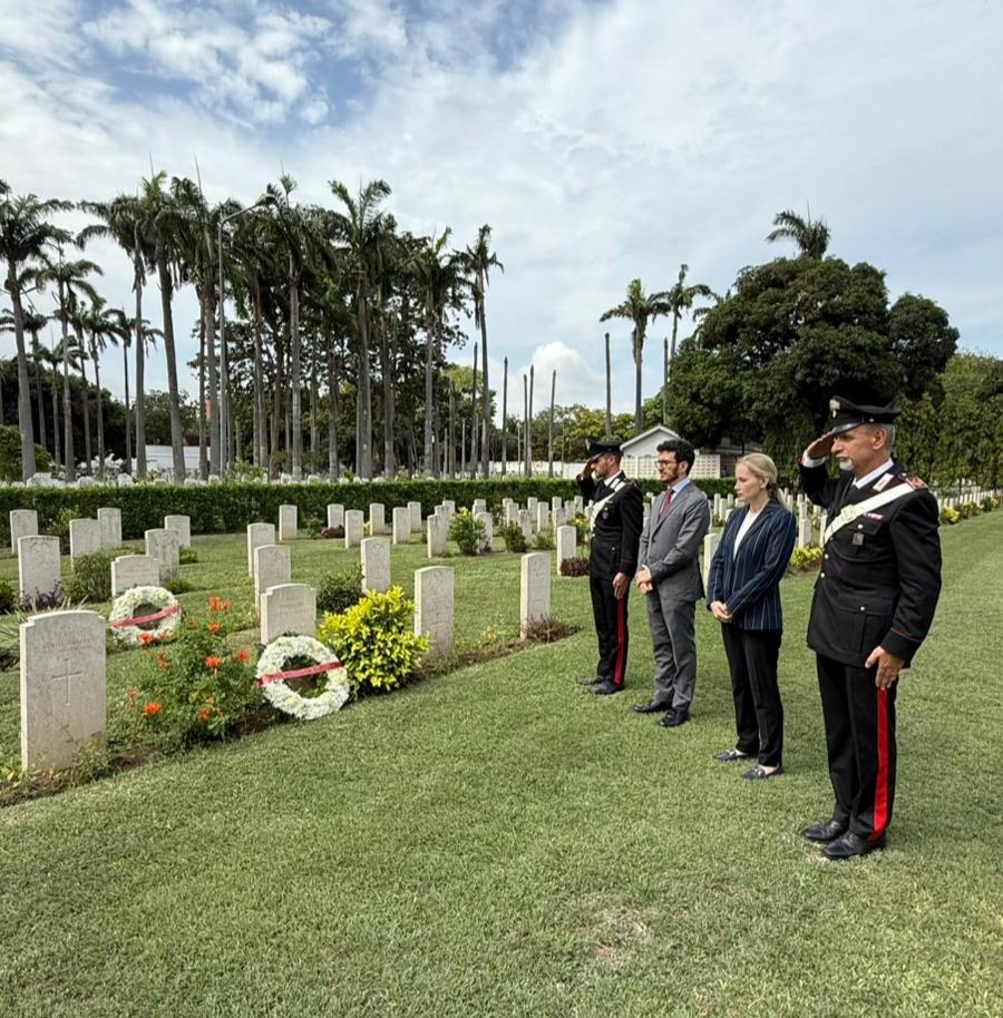 In occasione della celebrazione del  #GiornodellUnitàNazionale e della #GiornatadelleForzeArmate, l’Ambasciatrice d’Orlandi ha onorato oggi #4Novembre la memoria di due militari italiani morti in Ghana il 10 giugno 1945 e sepolti nel cimitero di guerra di Christiansborg ad Accra.
