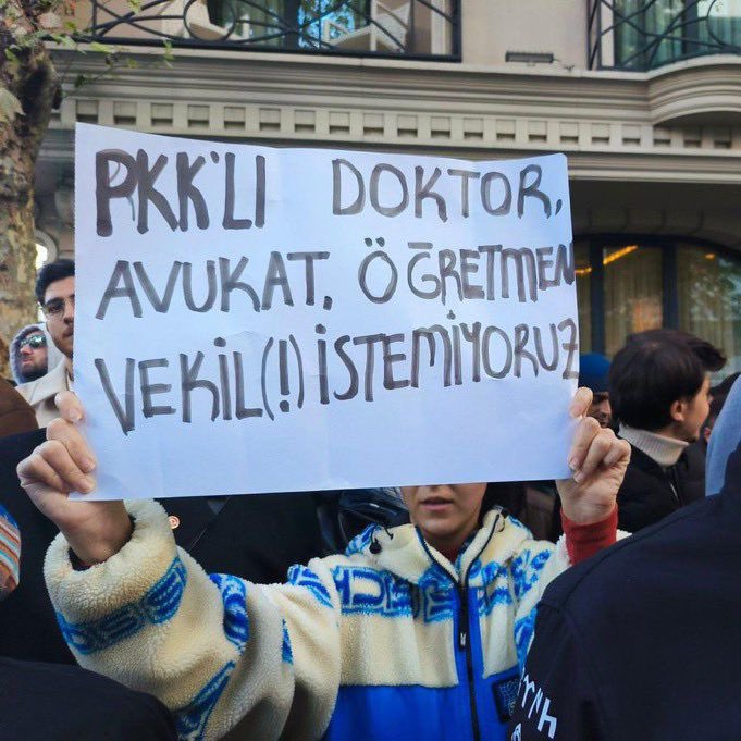 🔵 Türkiye’de açılan bir pankart;