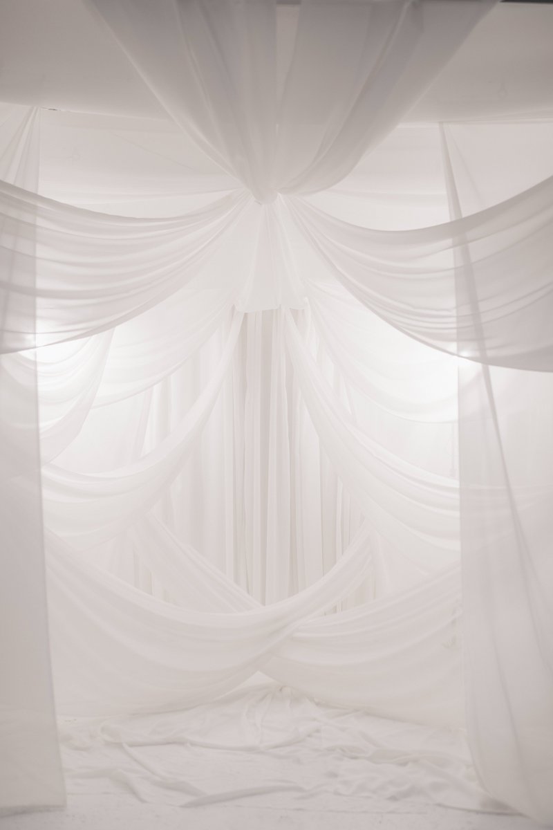 안녕하세요 BNW스튜디오입니다! 😊
C룸 흰천 배경이 ✨11월 25일부터 12월 31일✨까지 크리스마스배경으로 리뉴얼 됩니다! 👏👏
현재 배경을 이용하실분은 그 전에 예약 부탁드릴게요 감사합니다~~