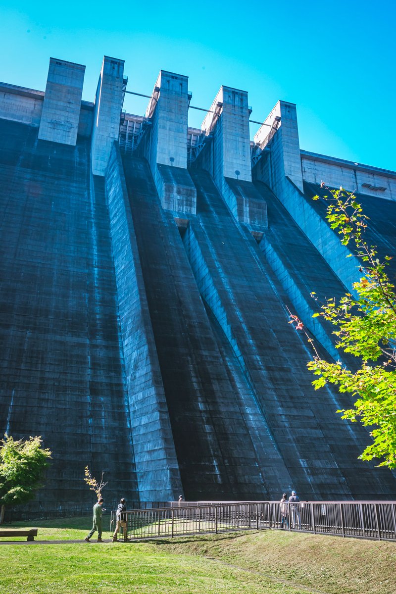 yoshito_photo1's tweet image. 大迫力なダムは、まるで進撃の巨人の世界みたい