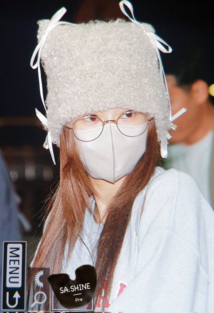 Sana TWICE wears a crochet hat from sakura omg❤️