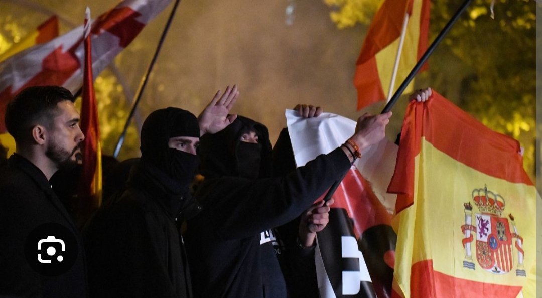 AnitshaPts's tweet photo. @Stupenduus @DonReborn2 Dos cosas;
1. Cuando he defendido a podemos? O incluso; lo he mencionado?
2. Aqui un par de fotos de esa gran organizacion en manifestaciones, la primera con mano alzada y la segunda con la bandera anticonstitucional del franquismo https://t.co/DVIa1vXQOq