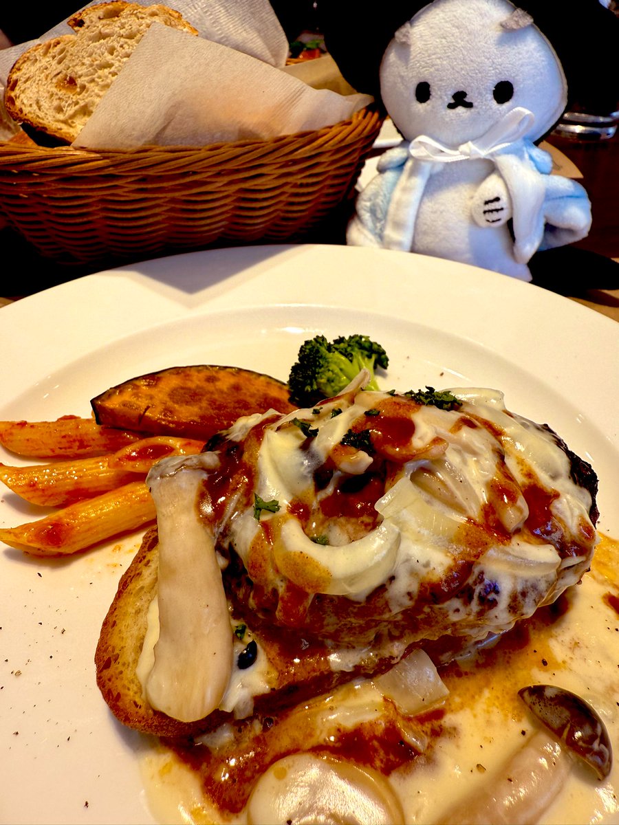 apaapa78's tweet photo. やっと食べれた😍
10時半に行っても2時間待ったよ、、、
そのあと間にふらっと入った喫茶店で
チェリー🍒エスプレッソと言う名の
コーヒーを飲んだんだけど
これが超美味〜😘
下鴨神社で1枚⛩️(iPhoneすご)
なんかいいことありそうや〜😆
#Polcasan と京都
#Briant https://t.co/tFHs6lKtnj