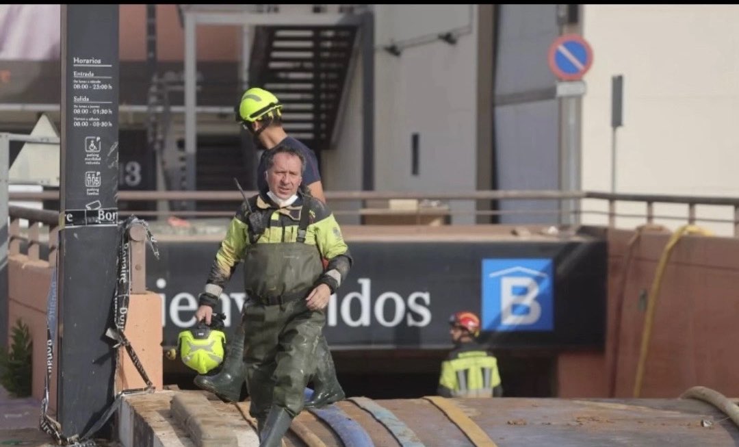 Hay gentuza que lleva días con unas ganas inmensas de que en el Parking de Bonaire haya centenares de muertos. Llevamos días viendo una imagen de un tipo llorando por lo que ha visto dentro, cuando solo se trata de una sucesión de imágenes secándose la cara. Cuidado.