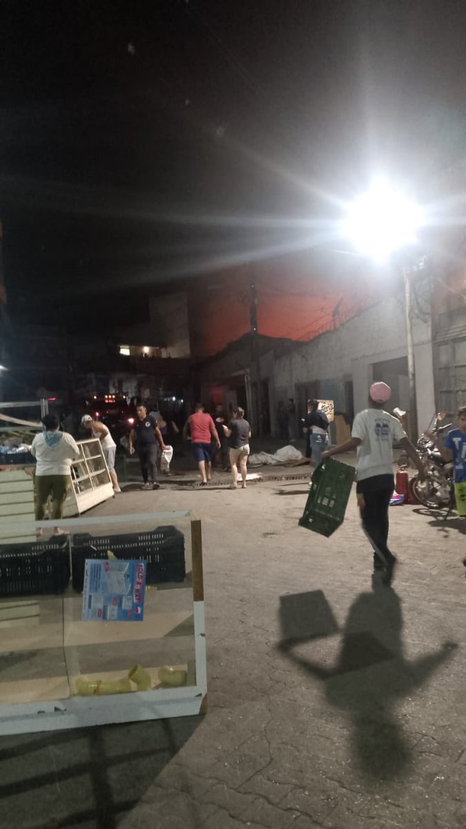 eldiario's tweet photo. #4Nov | 7 personas resultaron afectadas por la inhalación de humo durante un incendio en horas de la madrugada de este lunes en los galpones de la empresa Frenos Medina, en la calle Argentina de Catia (Caracas).
Los Bomberos del Distrito Capital, funcionarios de Protección Civil y cuerpos policiales atienden el hecho.
📹: @RCamachoVzla