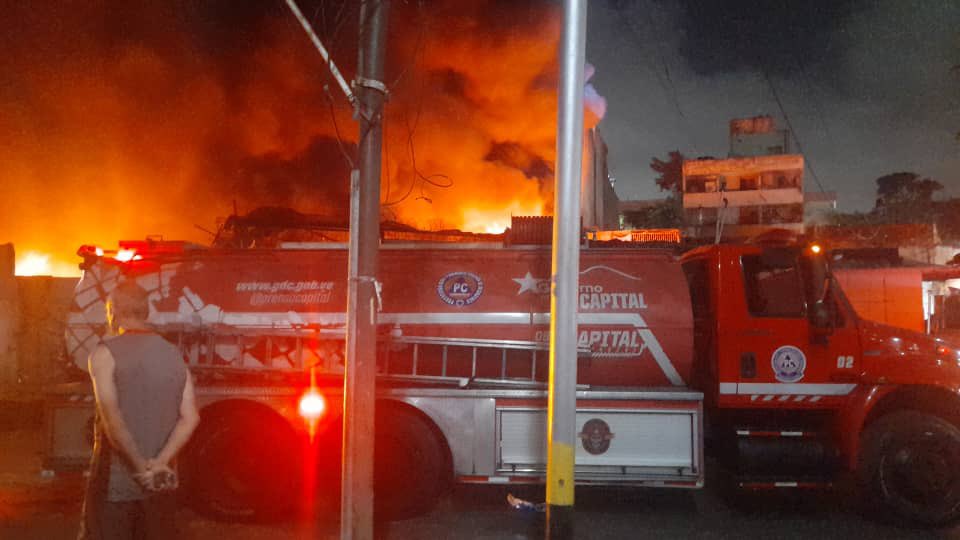 eldiario's tweet photo. #4Nov | 7 personas resultaron afectadas por la inhalación de humo durante un incendio en horas de la madrugada de este lunes en los galpones de la empresa Frenos Medina, en la calle Argentina de Catia (Caracas).
Los Bomberos del Distrito Capital, funcionarios de Protección Civil y cuerpos policiales atienden el hecho.
📹: @RCamachoVzla