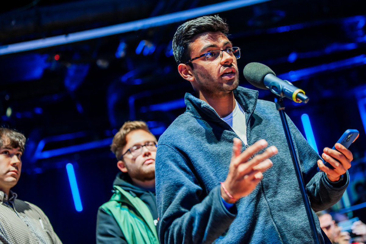 Un minuto prima di fare una domanda a Faker. #Worlds2024