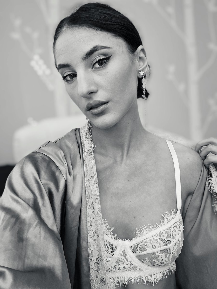 AnyaGray tweet media