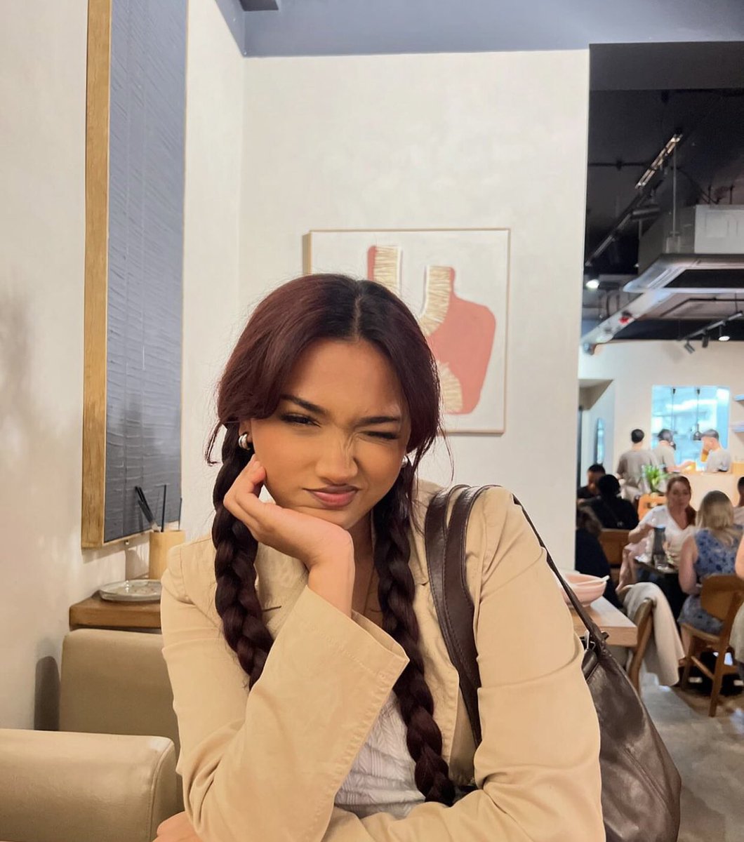 AWH0RELIA's tweet photo. Eu e meu date de todos os dias 💕 💍 https://t.co/BzxFuig3HY