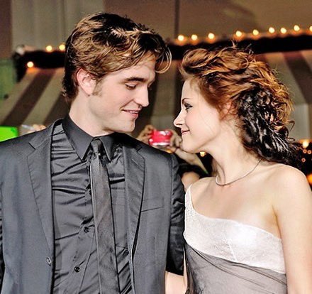Happy Monday and week to everyone🙋‍♀️😘🥰🌺 with my dear Robert &amp; Kristen❤️
