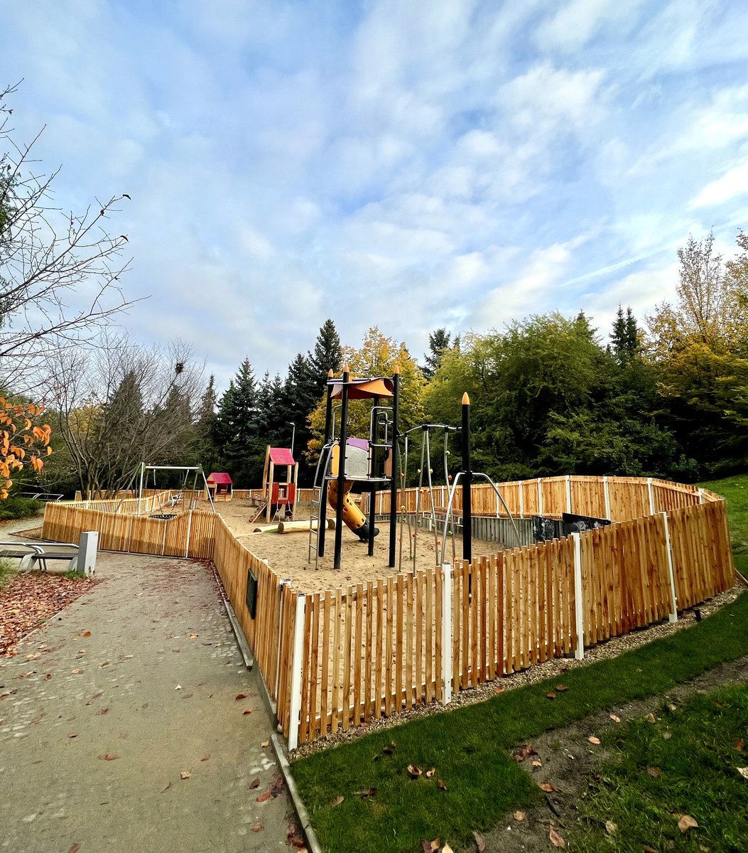 ❗️Rekonstruované dětské hřiště v Lupáčově ulici je opět v provozu!
Oblíbené herní prvky zde zůstaly, přibyly nové pobyové plochy a klidová zóna.
Palisády na spodním okraji nyní zabraňují vysypávání písku mimo prostor herní plochy.
Neváhejte a přijďte hřiště vyzkoušet! ♥️