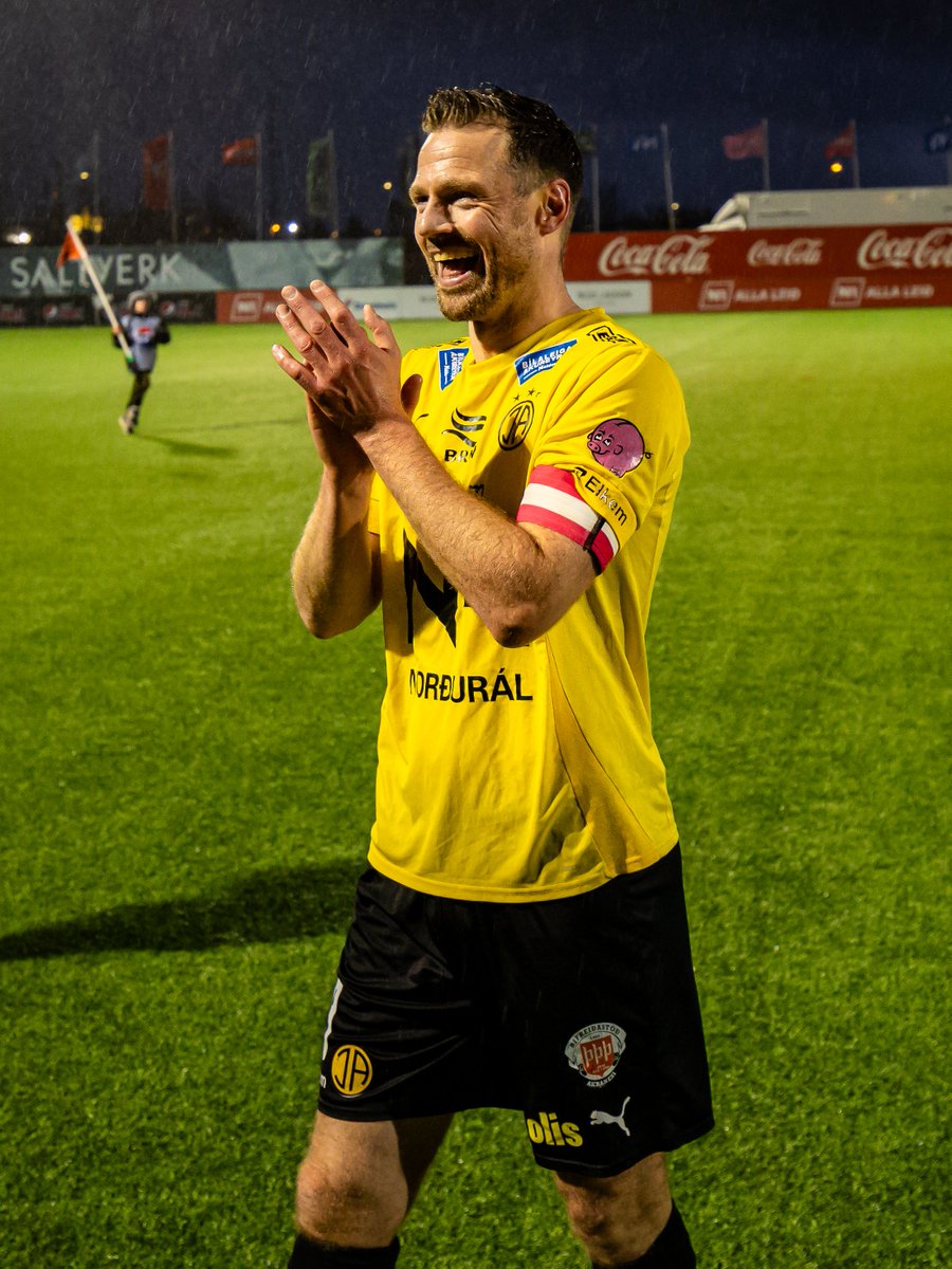 Arnór Smárason - leggur skóna á hilluna 💛

Arnór fór ungur út til atvinnumennsku til Hollands og spilaði með Heerenveen. Hann á að baki 93 leiki á Íslandi og 14 mörk, þar af 59 leikir fyrir ÍA og 8 mörk. Arnór á  63 landsleiki fyrir A landslið og yngri landslið Íslands og