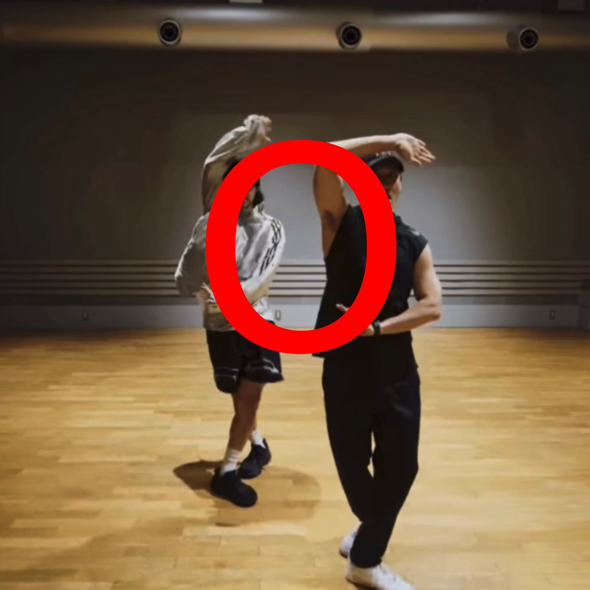 tvxq_pee's tweet photo. 何となく文字に見えたんですけど😭

#東方神起 
 #ZONE 
#SWEETSURRENDER https://t.co/cvOsgXzInA