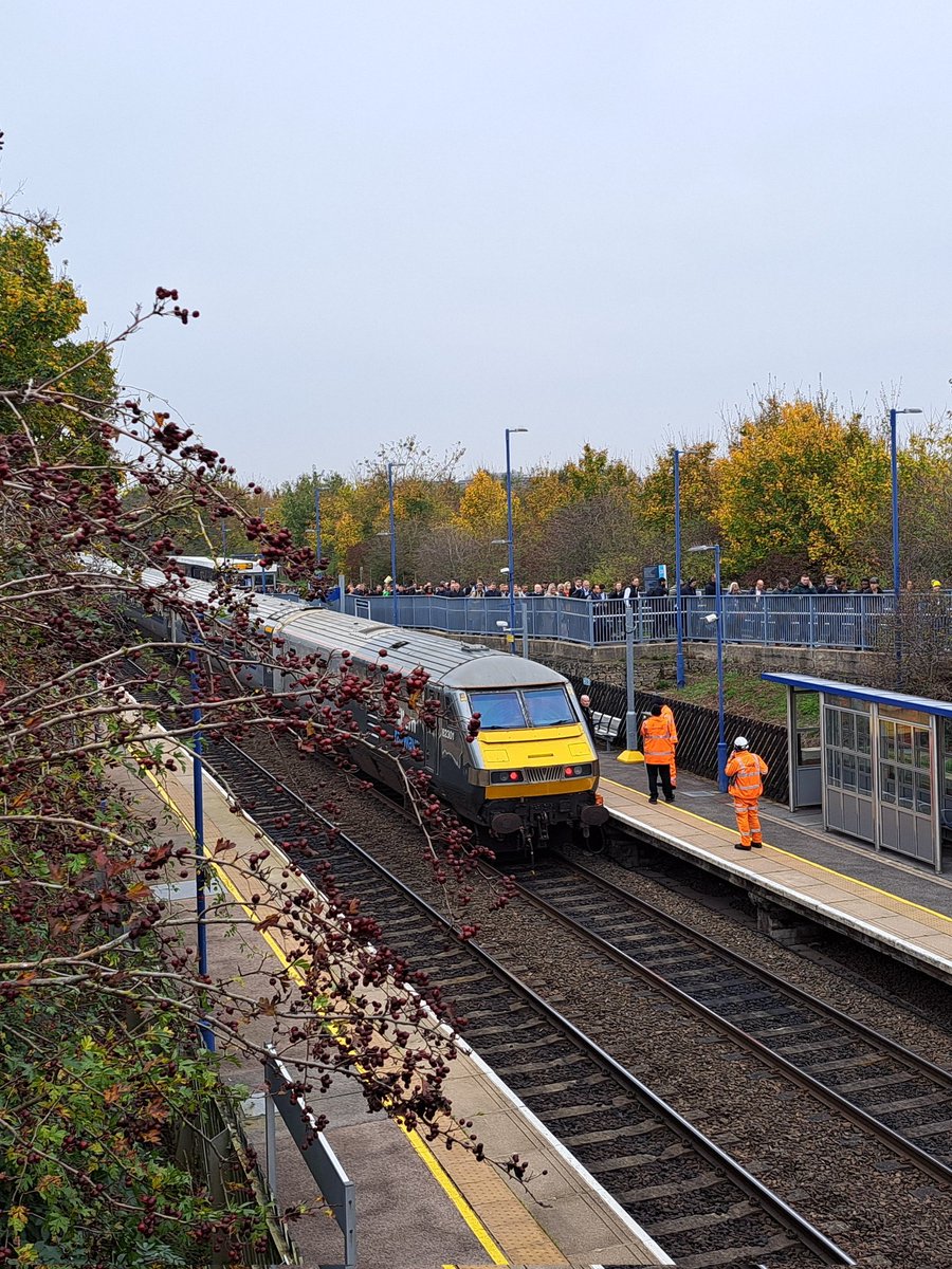 AlexMilenko_II's tweet photo. @chilternrailway Had the misfortune to be stuck on that broken down train for several hours this morning. 

The state of your trains is a disgrace (see pictures, first one shows the airpipe hanging down lose). Who passes this as fit for purpose during inspection? Reckless and downright dangerous. https://t.co/2wx9CJqe81