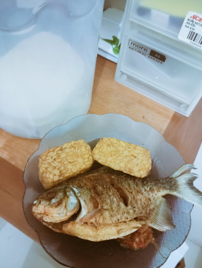 NPingitz's tweet photo. Kita tak boleh menyerah hanya karena cobaan demi cobaan tiada hentinya menghadang.
Teruslah berjuang, jangan mengeluh dan berputus asa
.
Selamat makmal sahabat
.
#ifh21
#ikan #tempe
#saladsayur
#jagung #sla #wortel #tahu #keju https://t.co/cLZy4mUwdH