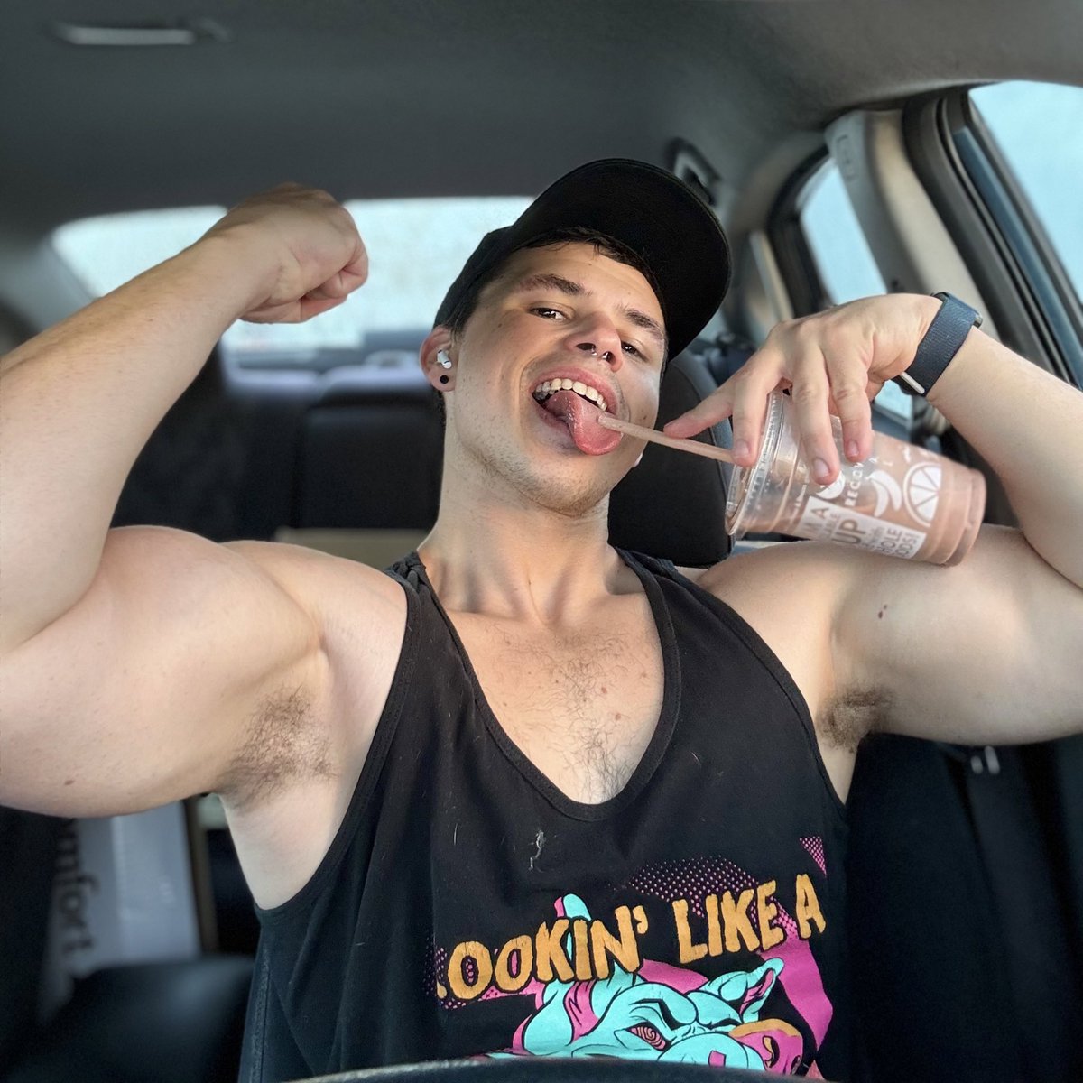nobarkscarlet's tweet photo. Getting the expensive gym shake just to feel fancy for once https://t.co/MbpjHWOIAq