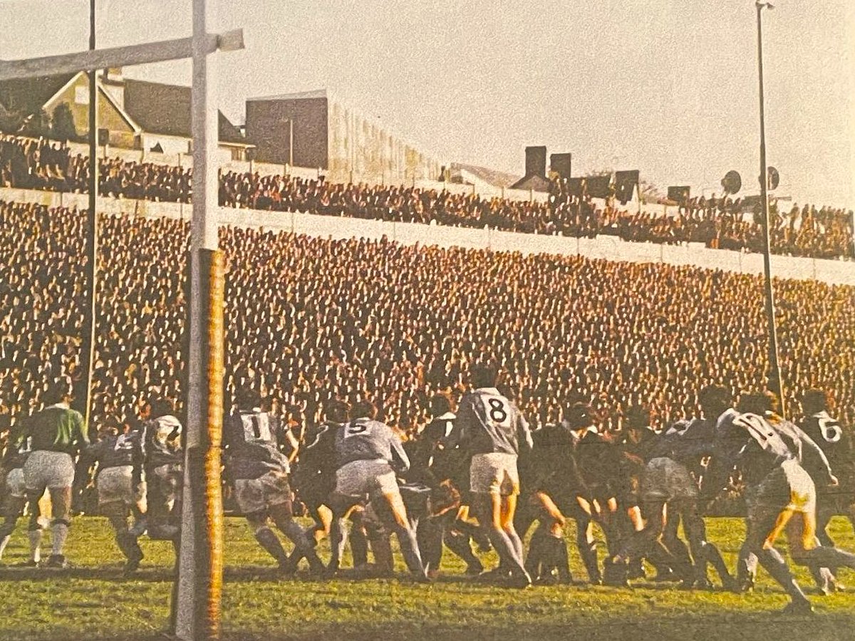ApsmRugby's tweet photo. 1972 Gwent vs New Zealand 
Welfare Sports Ground, Ebbw Vale
28 November (7-16), Att. 20.000 https://t.co/X4K9ZAxCFz