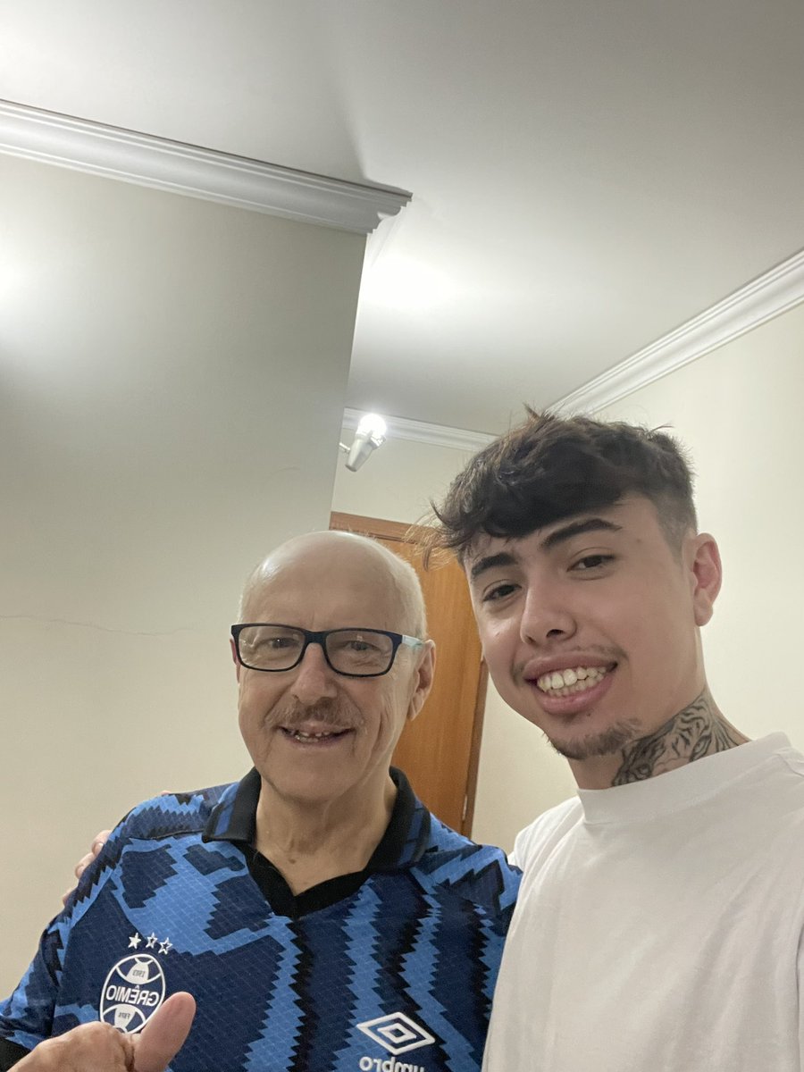 bountylol_'s tweet photo. Infelizmente ontem dia 3/11 meu pai veio a falecer numa luta constante contra o câncer de fígado e mais algumas outras coisas, no qual ele havia se curado ano passado, mas infelizmente voltou com tudo nos últimos meses.
Lembro de descobrir que estava mal no meu 1 Split de 2022, assim que eu soube, me dediquei ao máximo para ir pro presencial e então ser campeão porque sabia que estaria lá e queria te mostrar o quão longe eu tinha ido. Lembro de quando te ver, após ganhar, me desabar em lágrimas por estar ali comigo naquele momento.
Ele lutou muito até seus últimos momentos  e sou grato principalmente a minha irmã que se doou por todo o processo e forneceu todo o apoio pra ele, enquanto eu não podia.
Desde que voltei pra casa pude vivenciar ao seu lado seus últimos meses de vida, no qual foram na maioria deles difíceis mas que nunca reclamou e sempre encarou positivamente apesar das dificuldades que a doença propunha.
De ti vou lembrar das melhores coisas, porque você sempre tava lá fazendo gracinha ou me animando sempre que podia, você pode até partir mas sempre terá um espaço no meu coração.
Nunca imaginei estar passando por essas coisas, realmente é muito triste isso tudo, a vida é dura, mas penso que está descansando em paz agora e sem dor.