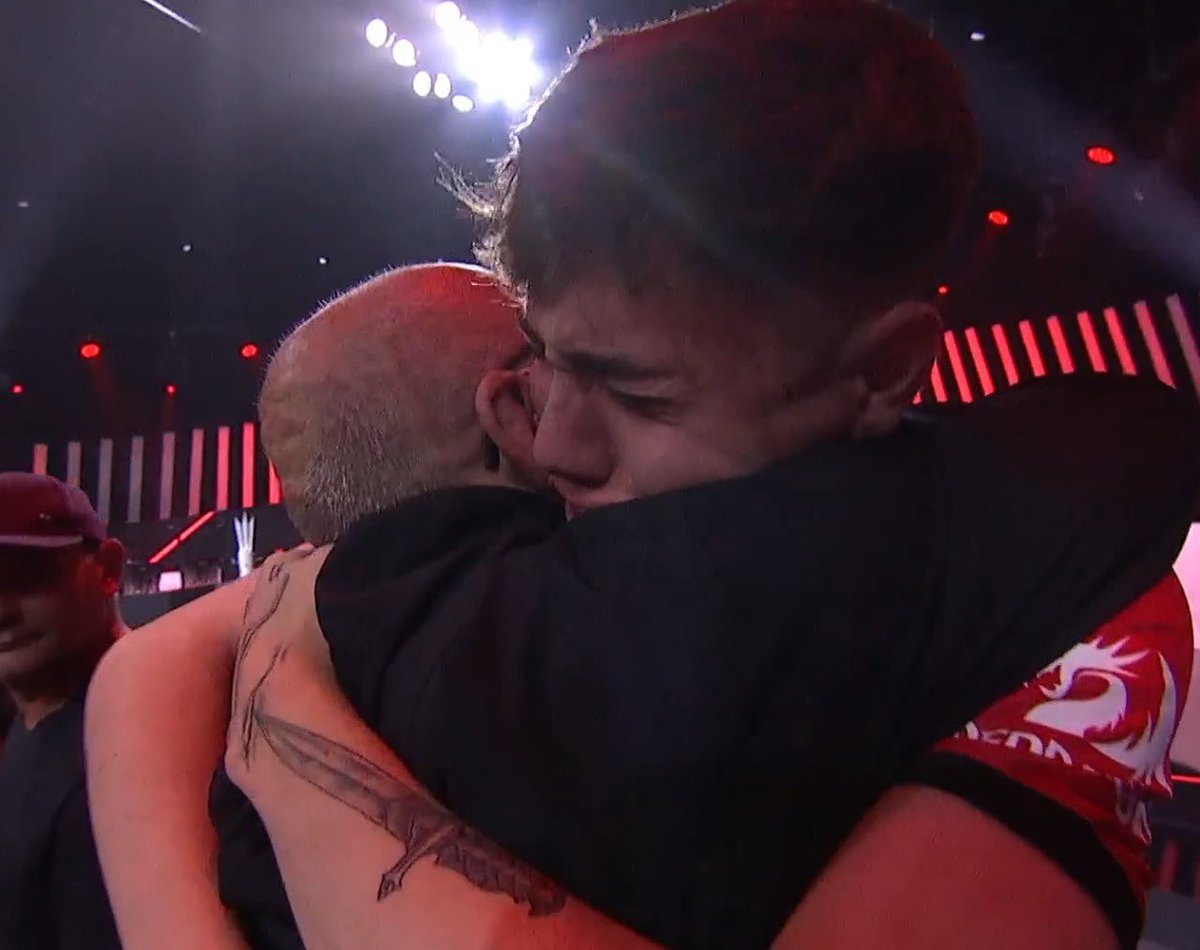 bountylol_'s tweet photo. Infelizmente ontem dia 3/11 meu pai veio a falecer numa luta constante contra o câncer de fígado e mais algumas outras coisas, no qual ele havia se curado ano passado, mas infelizmente voltou com tudo nos últimos meses.
Lembro de descobrir que estava mal no meu 1 Split de 2022, assim que eu soube, me dediquei ao máximo para ir pro presencial e então ser campeão porque sabia que estaria lá e queria te mostrar o quão longe eu tinha ido. Lembro de quando te ver, após ganhar, me desabar em lágrimas por estar ali comigo naquele momento.
Ele lutou muito até seus últimos momentos  e sou grato principalmente a minha irmã que se doou por todo o processo e forneceu todo o apoio pra ele, enquanto eu não podia.
Desde que voltei pra casa pude vivenciar ao seu lado seus últimos meses de vida, no qual foram na maioria deles difíceis mas que nunca reclamou e sempre encarou positivamente apesar das dificuldades que a doença propunha.
De ti vou lembrar das melhores coisas, porque você sempre tava lá fazendo gracinha ou me animando sempre que podia, você pode até partir mas sempre terá um espaço no meu coração.
Nunca imaginei estar passando por essas coisas, realmente é muito triste isso tudo, a vida é dura, mas penso que está descansando em paz agora e sem dor.