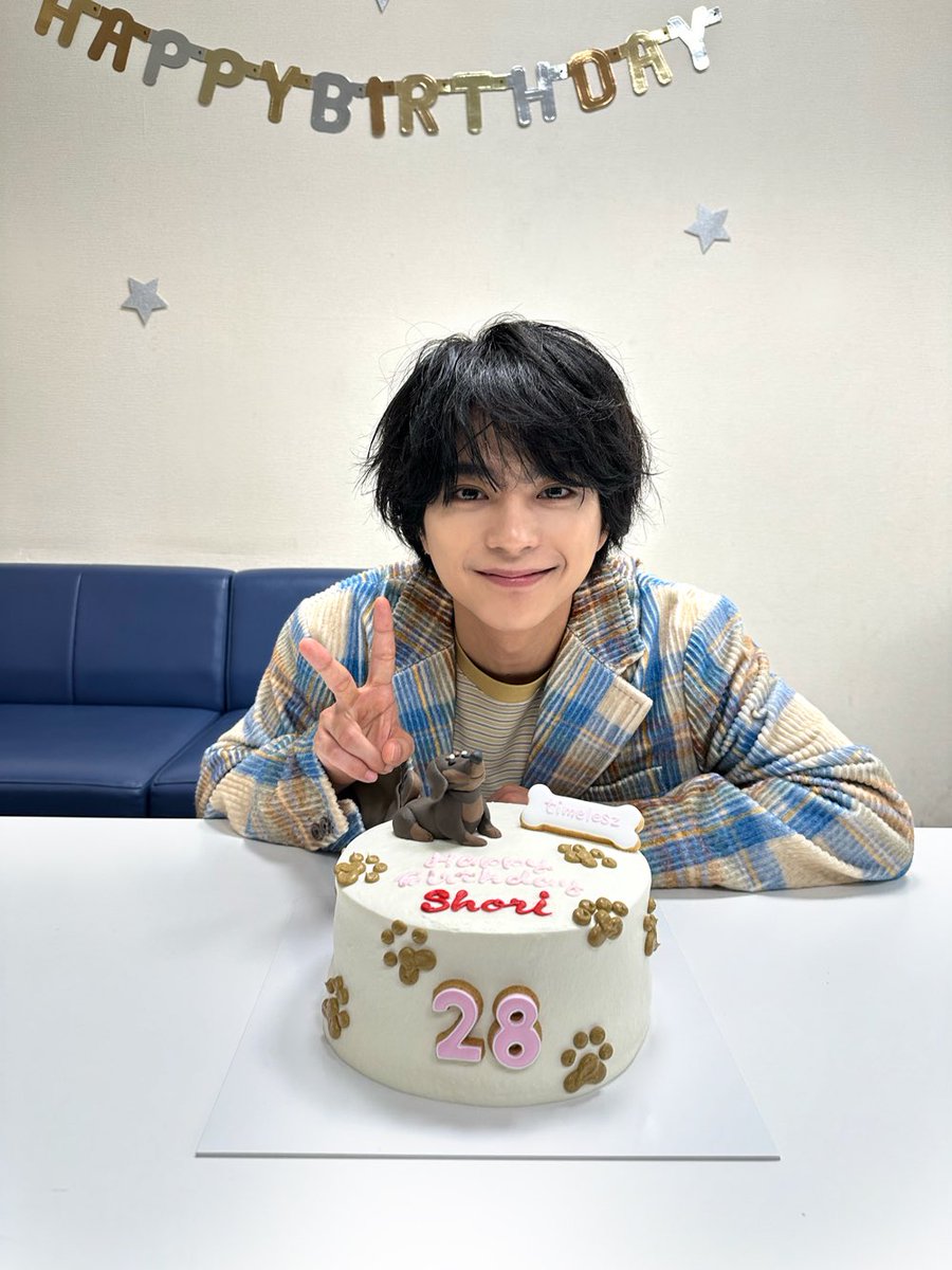 OVTT_official's tweet photo. 10月30日に28歳を迎えた #佐藤勝利🎈
バースデーサプライズの様子をお届けします🎁

#timelesz 公式インスタグラムから
チェックしてください★
🎂 https://t.co/ykSnhYNN4H https://t.co/vNXM6OrgnB