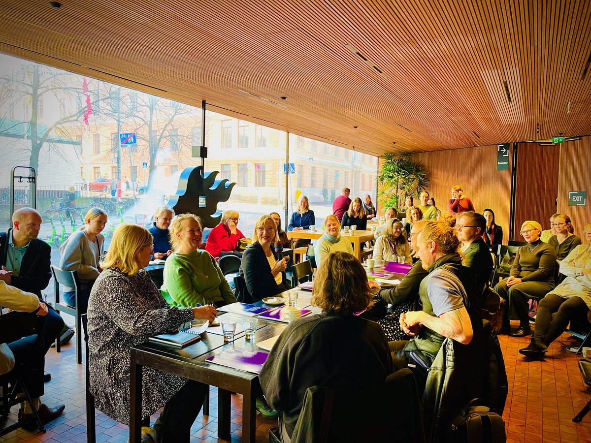 jure_fi's tweet photo. Tänään esillä @tiedekulma @Akatemia_STN #PANDEMICS-ohjelman tulokset pandemian opeista ja suosituksista kriisienhallintaan. Dialogissa @HoKatju fasilitoi tutkijoiden ja sidosryhmien keskustelua siitä, miten kriiseissä voitaisiin lisätä kansalaiskeskustelua ja osallisuutta. https://t.co/nkl1XpFT6z