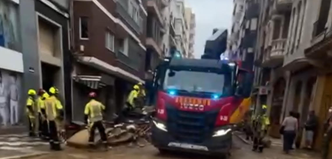 Un crit fort x als bombers d'Alacant k estan ajudant tant a Algemesí. I moltíssimes gracies a tots els voluntaris de Xativa, Canals i parts del país k han vingut. Qui cregui k amb la gent jove no tenim futur, s'equivoca! Molts anims als altres pobles afectats. Renaixerem + forts!