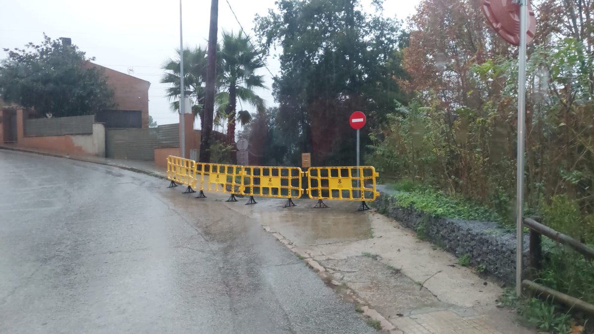 Activació del Pla de Protecció Civil Municipal de #SantFost en fase d'Alerta per forts pluges i inundacions. 
Personal de #PoliciaLocal, #ProteccióCivil i #BrigadaMunicipal en alerta. 
Molta precaució ⚠️