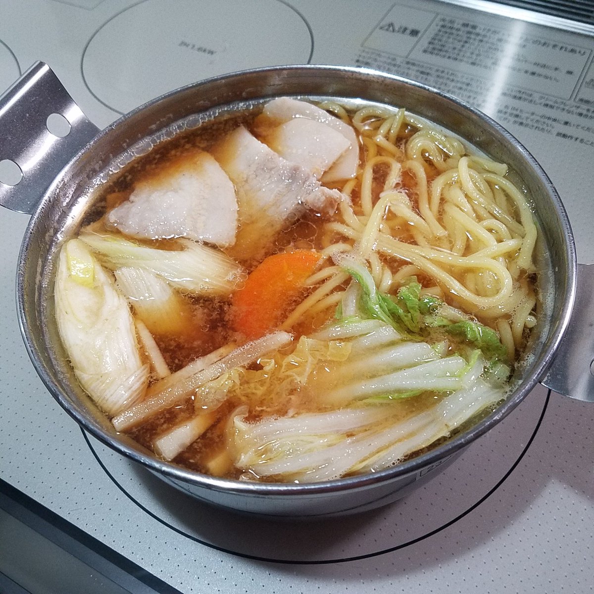 FUJIMARU512's tweet photo. 今日は一人鍋(とキャンプ鍋の練習)
「相撲部屋のちゃんこ鍋」の素。
具材と一緒に煮込んでもコシの強いおいしいちゃんぽん麺とスープがセット。
さすが出羽海部屋監修！うまい！
#ちゃんこ鍋　#自炊　#ちゃんぽん麺　#キャンプ鍋 https://t.co/hirHFXTBCx