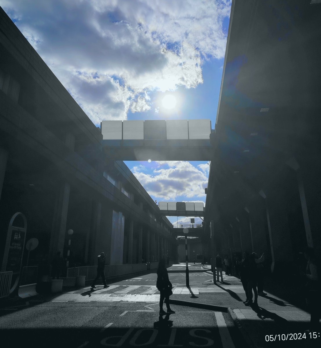 The Shadow Tune
#streetphotography 
#London 
#londonsky