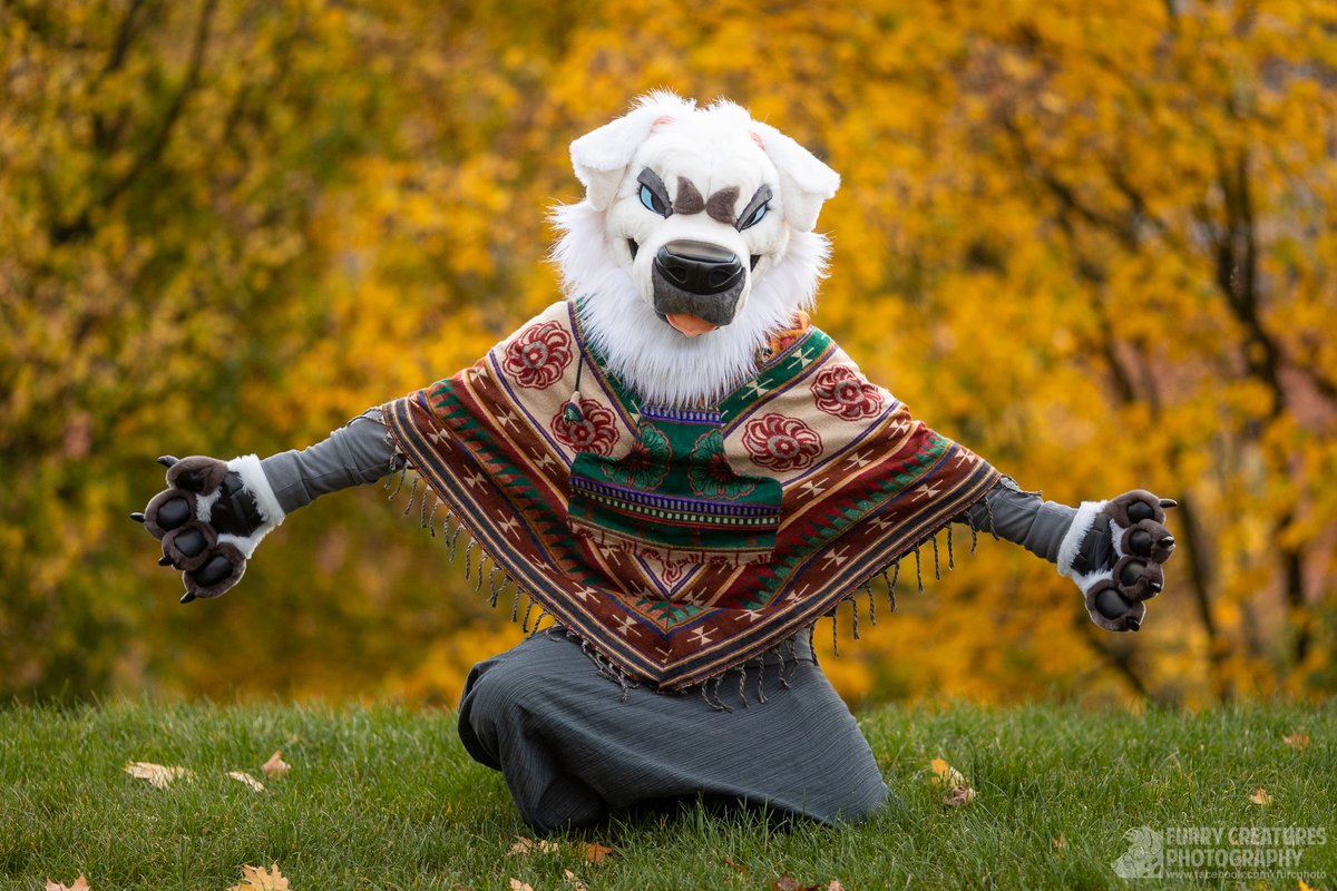 Hey, come to me! 🤗
#FursuitHalloweenPrague

📷 <a href="/FurCPhoto/">Furry C. Photo</a> 
🪡 @LomonosovFur