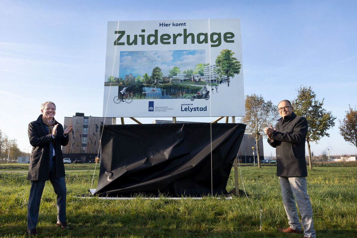 Nieuwe naam is een feit: ‘ZuiderC’ heet voortaan Zuiderhage. Deze naam werd feestelijk onthuld door wethouder Dennis Grimbergen en programmadirecteur Martijn van Berkel van het Rijksvastgoedbedrijf in het bijzijn van de inzender van de winnende naam. obi41.nl/2p8r7ttp