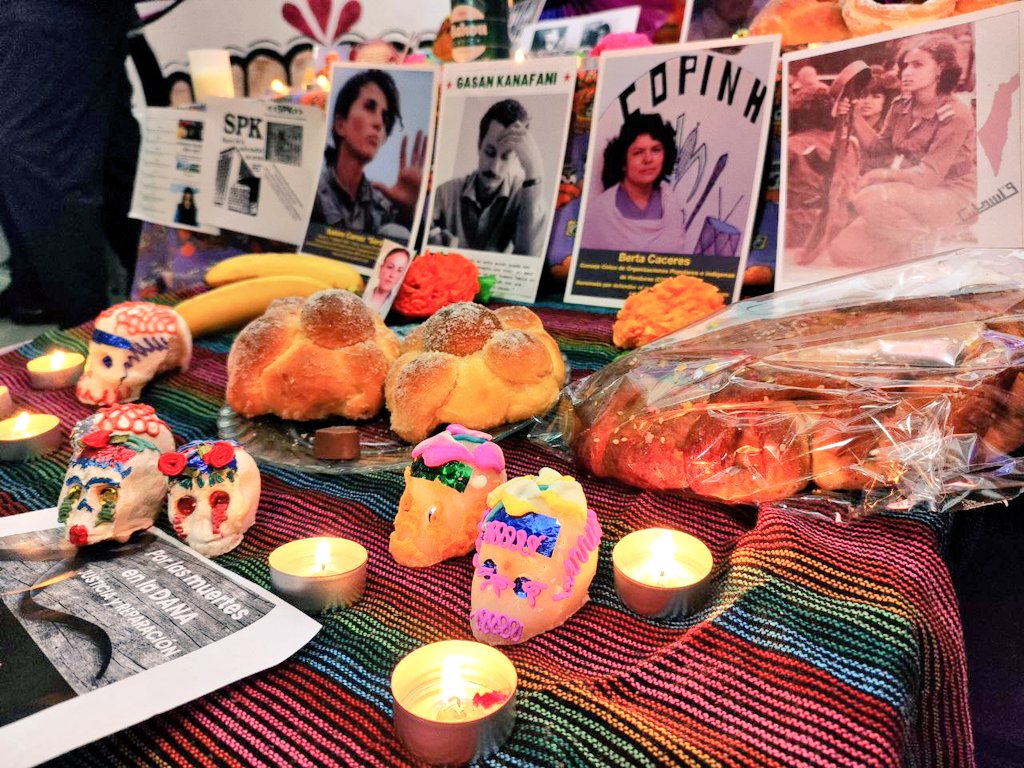 danae_f_'s tweet photo. Lunes ahogada en trabajo. Pero inicio semana con el buen sabor de boca de nuestro altar de muert@s que montamos el sábado 🕯️🌸💀. 
Mucho amor 💖 compartido con mis compañeras de colectiva @yretiemble y con las colectivas del centro @3peces3 https://t.co/TAVT19B552