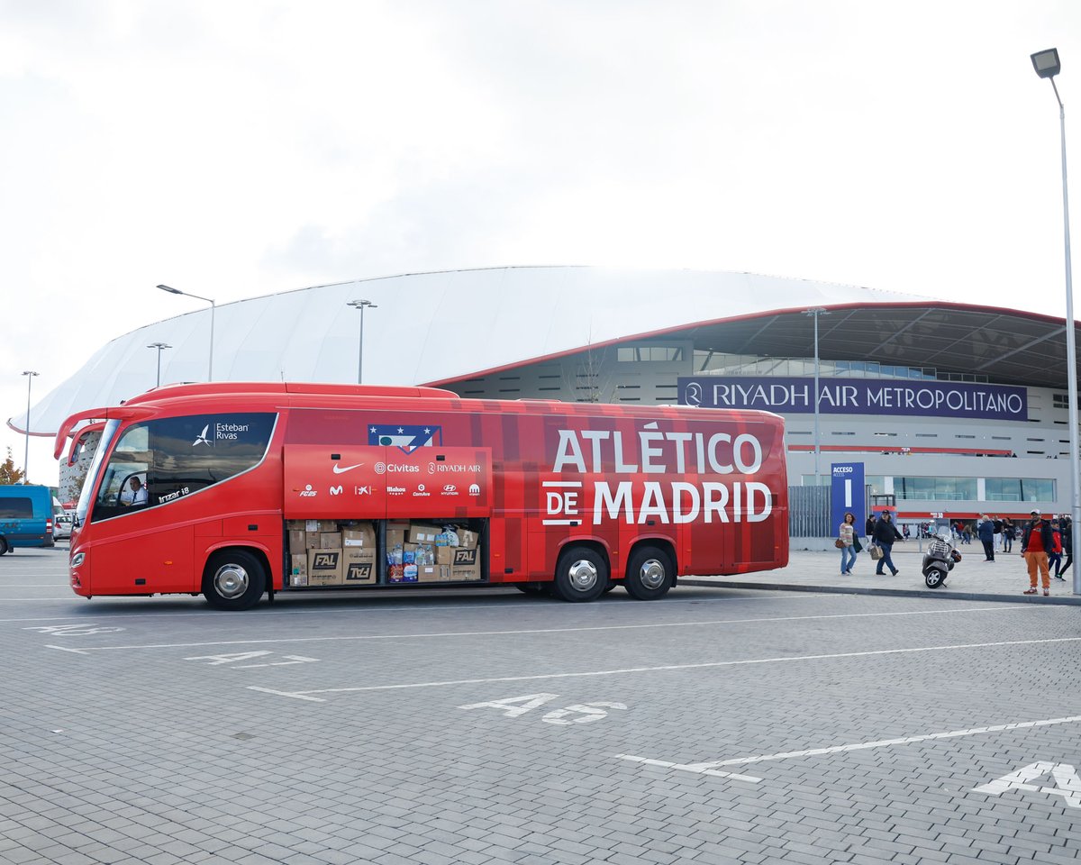 Atleti's tweet photo. Destino a Valencia ❤️

Las 55 toneladas de material que ayer donasteis ya están siendo transportadas en seis camiones, el autobús del primer equipo y un minibús de @AtletiFundacion hasta las inmediaciones de Utiel y Paiporta.

Voluntarios de la Fundación ayudarán en el reparto del material, que será distribuido entre las personas afectadas en coordinación con la Comunidad Valenciana y las autoridades de la zona. Además, colaboraremos junto con las instituciones locales para ofrecer nuestra ayuda y apoyo en las labores de limpieza.

¡Muchas gracias a todos!
